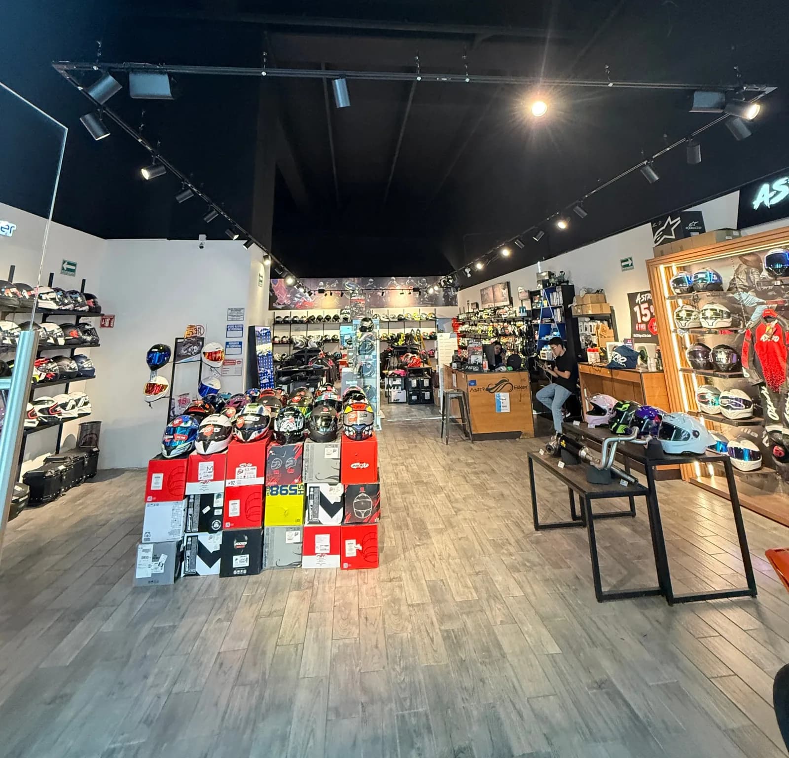 Tienda Astro Bikers en plaza comercial con plafón negro y sistema de sonido inmersivo 4.1 montado en rieles