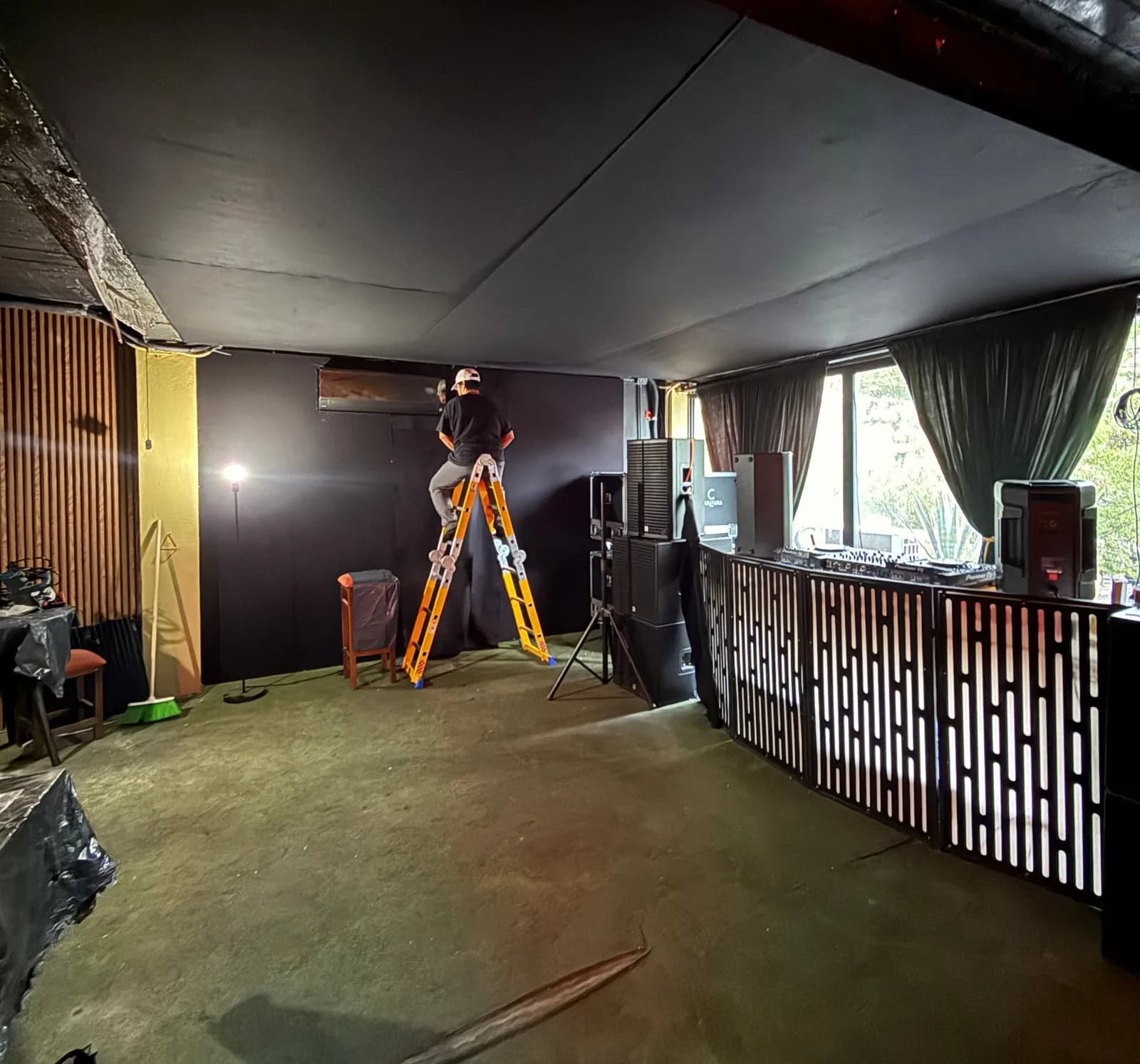 Obra de insonorización del club Bardo: plafón acústico negro, cabina de DJ y técnico en escalera