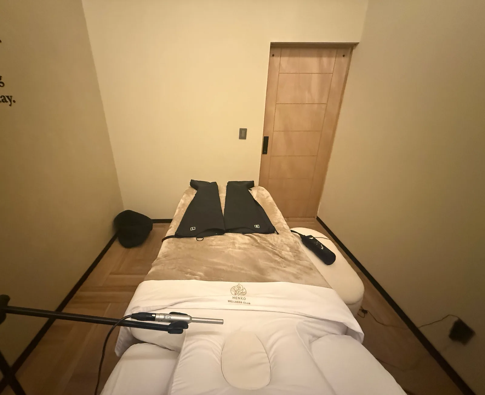 Micrófono de medición acústica frente a la camilla de una cabina de tratamiento del spa Henko Club en Polanco