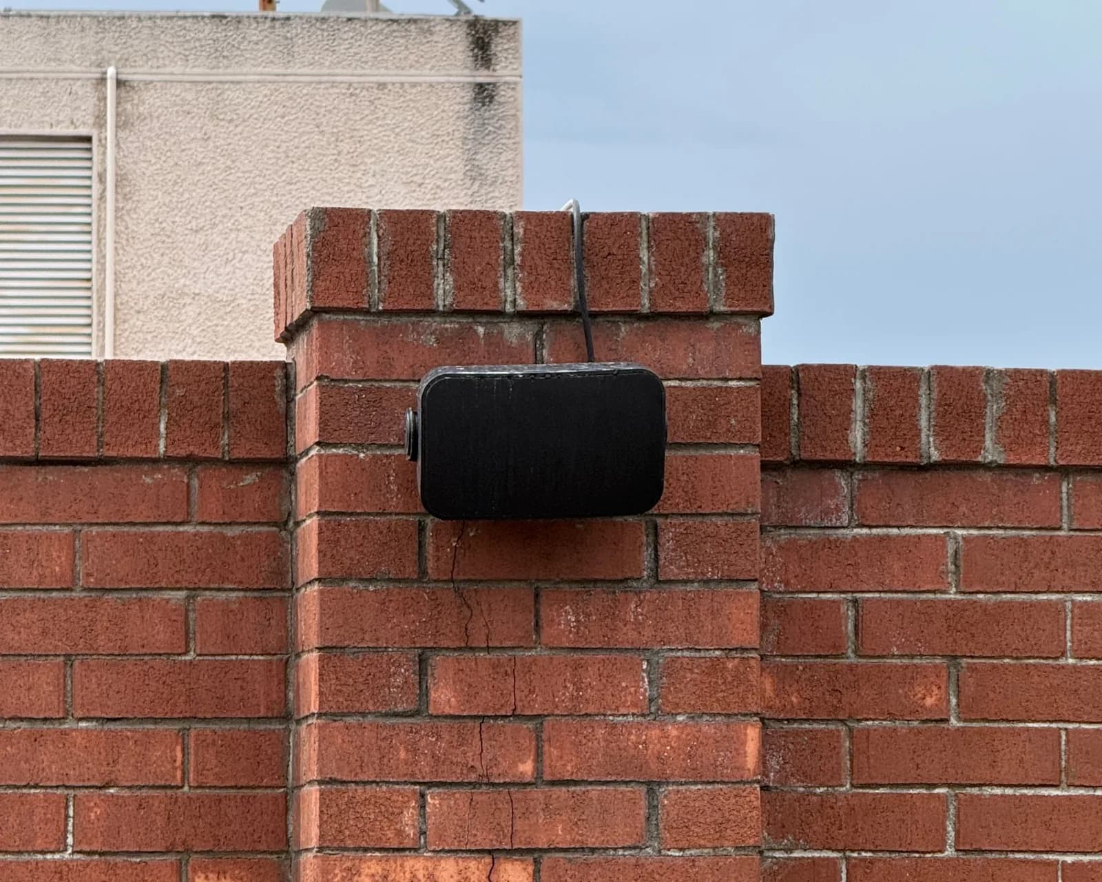 Bocina de exterior montada sobre el muro de ladrillo de la terraza del Hilton Santa Fe