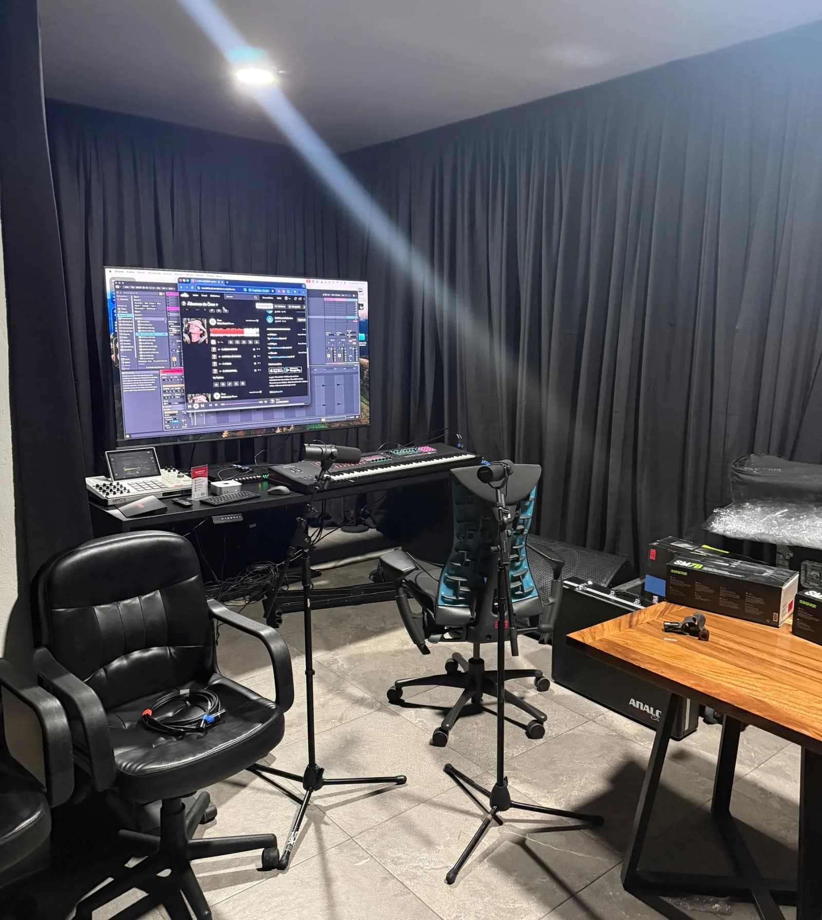 Control room del estudio de grabación montado por Nexora para la gira de Kanye West, con cortinas acústicas negras