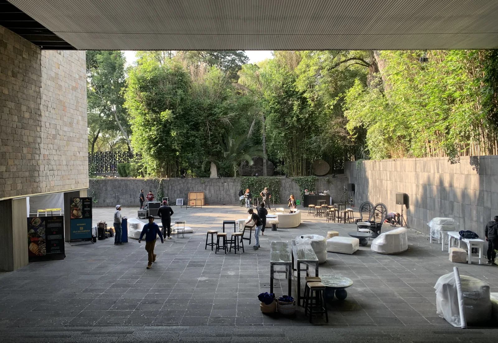 Jardín del Museo Nacional de Antropología durante el montaje de un concierto en vivo con acústica de Nexora
