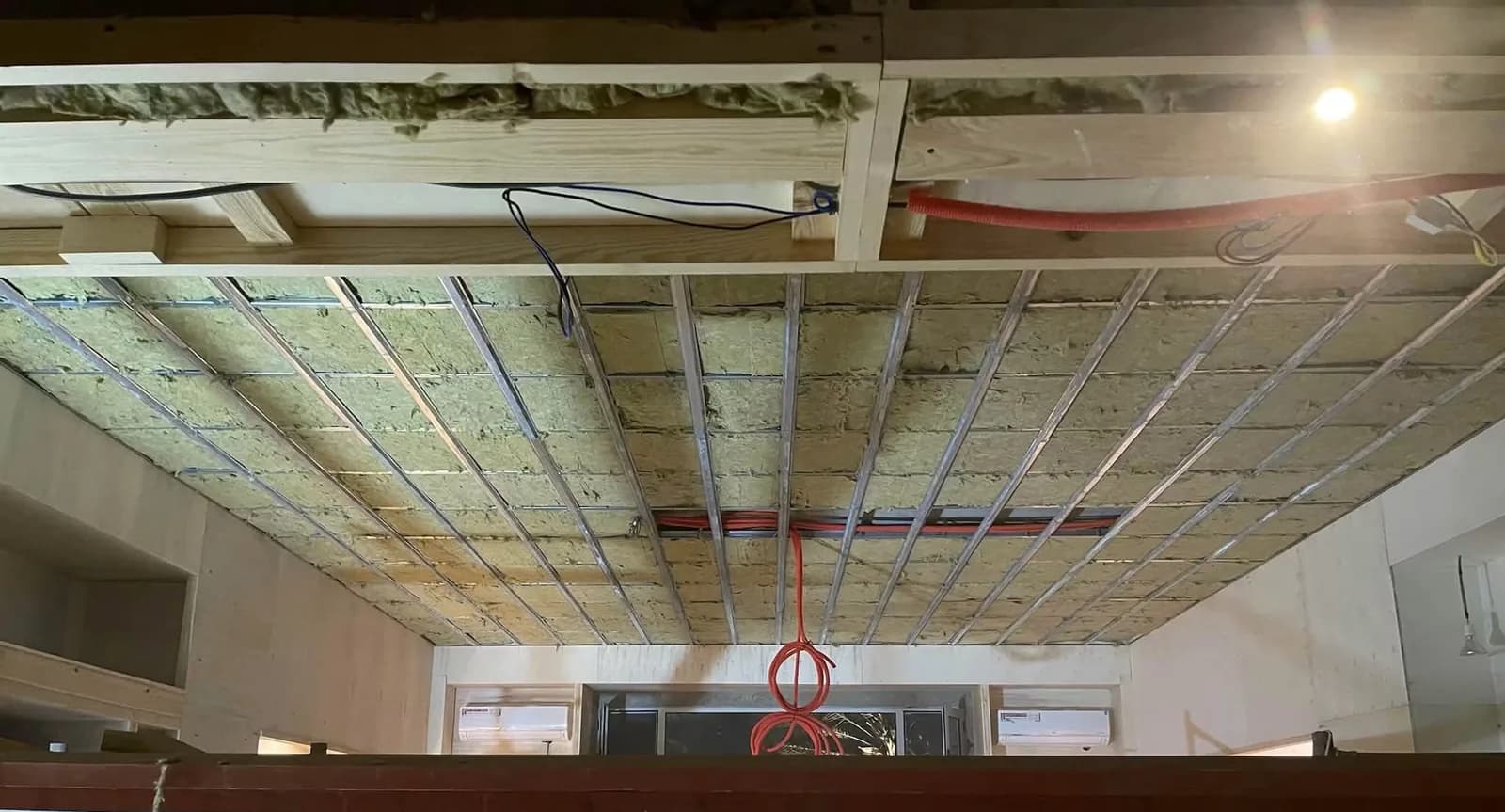 Plafón acústico desacoplado con lana mineral y estructura metálica durante la obra de la sala de escucha