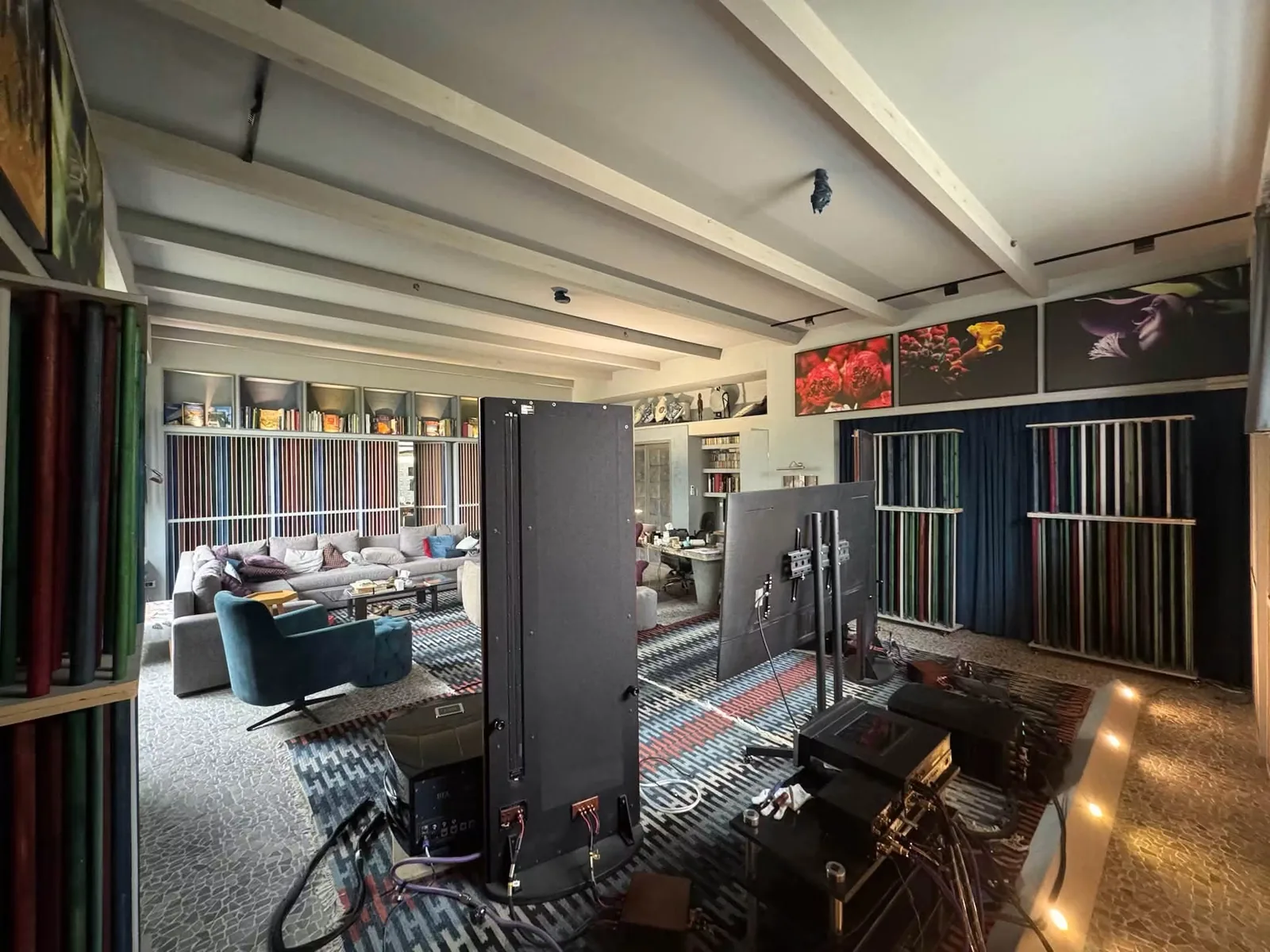 Sala de escucha privada en CDMX con difusores de madera de colores, absorción integrada al interiorismo y sistema de alta fidelidad