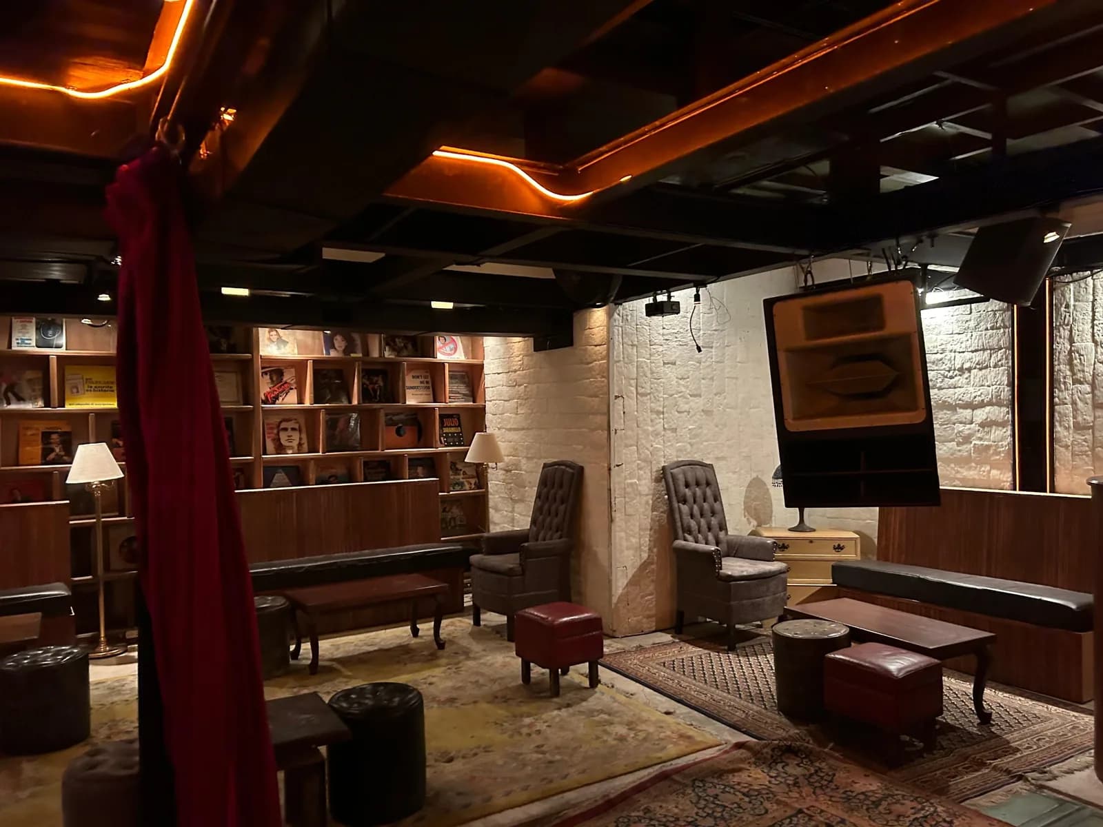 Sala del club Secreto en la Condesa ya insonorizada, con librero de vinilos, sillones y bocina de corneta colgada